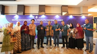 Direktur Enterprise & Business Service Telkom Edi Witjara (tengah), EVP Divisi Business Service Telkom Pontjo Suharwono (kelima dari kanan), GM Witel Makassar Nuryadin Salam (keempat dari kanan) bersama dengan para narasumber NGOBRAS dengan UMKM pada kegiatan Mini EXPO UMKM Makassar.