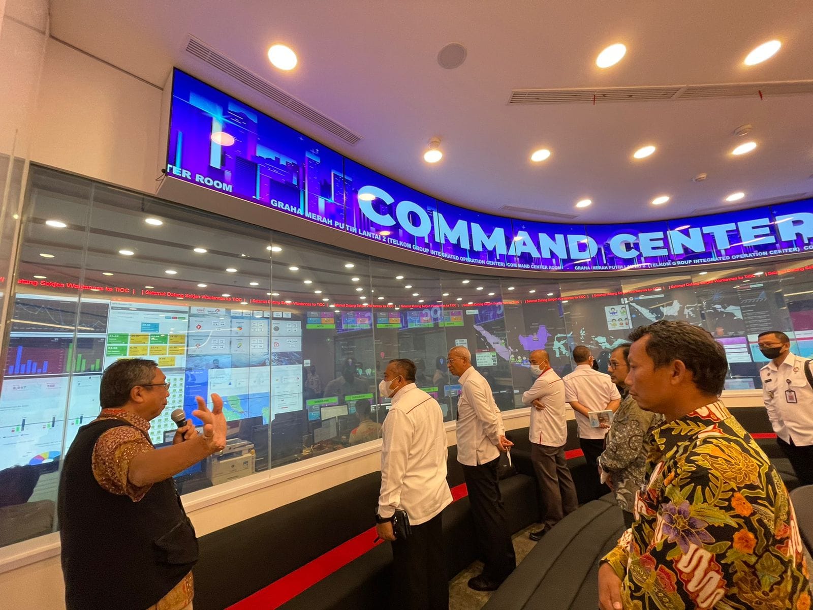 Sekretaris Jenderal Dewan Ketahanan Nasional Laksamana Madya TNI Dr. Ir. Harjo Susmoro, S.Sos., S.H., S.Pi., M.H beserta jajaran mendengarkan penjelasan terkait sistem operasi Telkom Integrated Operation Center.