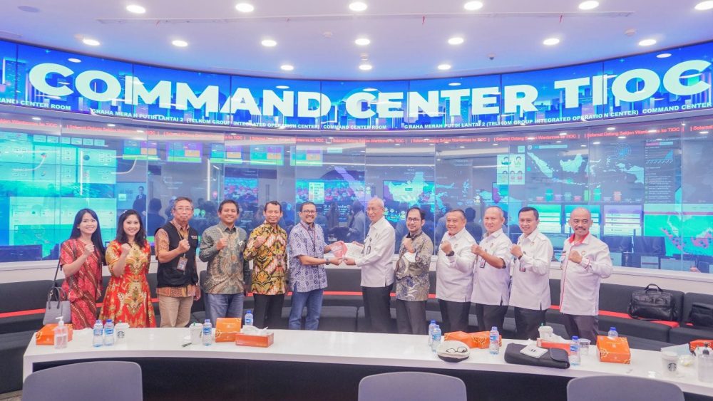 Sekretaris Jenderal Dewan Ketahanan Nasional Laksamana Madya TNI Dr. Ir. Harjo Susmoro, S.Sos., S.H., S.Pi., M.H (keenam dari kanan) menyerahkan cinderamata dan buku kepada VP Network/IT Stra, Tech & Architecture Telkom Rizal Akbar (keenam dari kiri), EGM Service Opertation Bambang Haryasena (kelima dari kanan), GM Central Government Services Yanto Setiawan (kelima dari kiri).