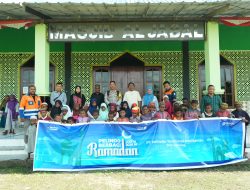 Wujud Kepedulian Sosial, Pelindo Terminal Petikemas Sorong Berbagi Santunan kepada Anak-Anak Kampung Maibo